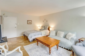 Studio | Queen Bed | Free WiFi | Central Heating & A/C | Smart TV