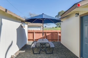 Shared Outdoor Space | Single-Story Cabin