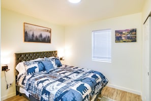 Studio | Queen Bed | Linens Provided