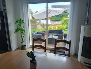 Salle à manger - Baie vitrée ouvrant sur le jardin et le salon exterieur