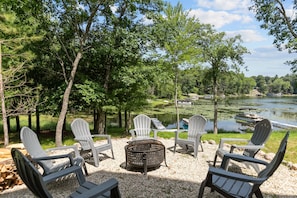End the day gathered around the fire pit—perfect for s’mores, stargazing, and sharing stories by the glow of the flames.