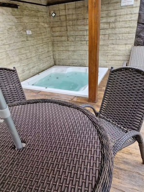 Bain à remous extérieur