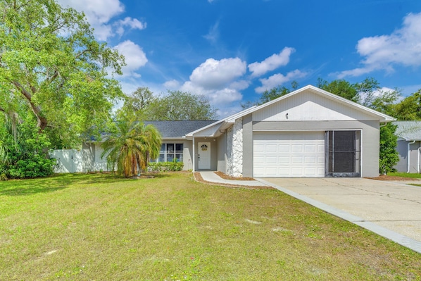 Spring Hill Vacation Rental | 3BR | 2BA | 1 Step to Enter | 1,216 Sq Ft