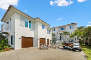 Casa Bella includes 8 adult bikes and a 6 seater golf cart.