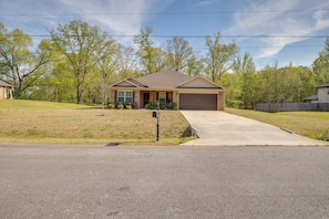 House Exterior | Parking | Driveway (1 Vehicle) | Street