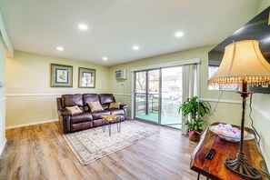 Living Room | Full Sleeper Sofa | Smart TV | Free WiFi