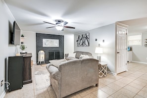 Living Room | Free WiFi | Central Heating & A/C | Smart TV