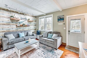 Living Room | Queen Sleeper Sofa | Free WiFi | Baseboard Heat