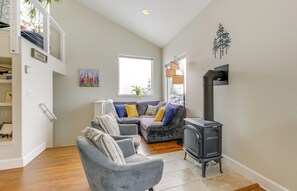 Living Room | Free WiFi | Books
