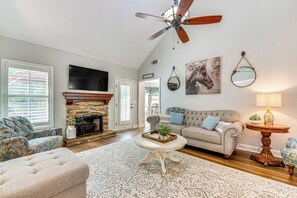Living Room | Smart TV | Free WiFi | Central Air Conditioning/Heat | 1st Floor