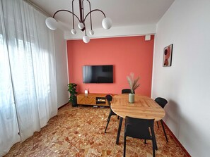 sala con smart tv dove potrete vedere il vostro Netflix , Prime video etc..