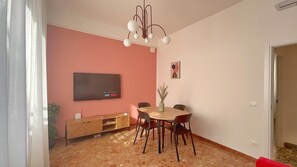 sala con tv , a/c , tavolo da pranzo