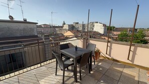 Terrazzo con tavolo riservato per i nostri ospiti