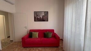 sala con divano letto alla francese dove possono dormire 2 persone