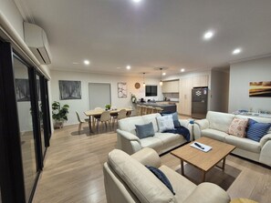 Large Open Plan Living/Kitchen/Meals