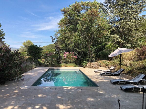 Piscine 8x4m
profondeur variable: 1m, pente, 2m