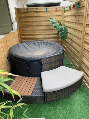 Outdoor spa tub