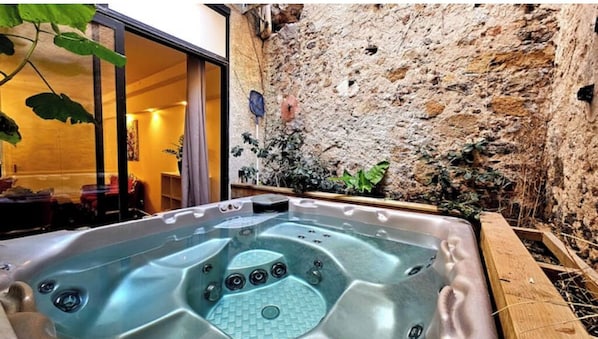 Bain à remous extérieur