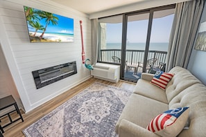 Amazing Living Room with Views of the Ocean 🌊☀️