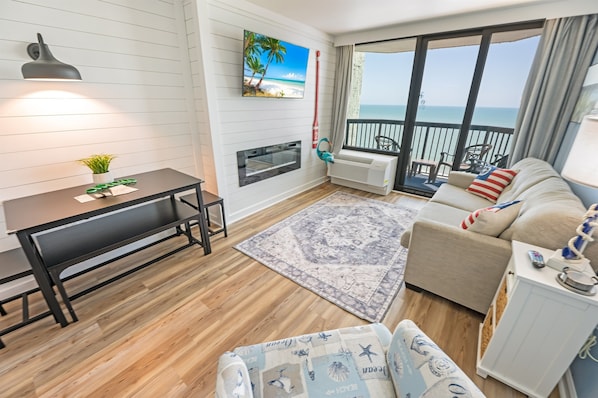 Amazing Living Room with Views of the Ocean 🌊☀️