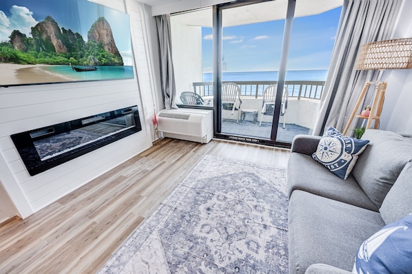 Amazing Living Room with Views of the Ocean 🌊☀️