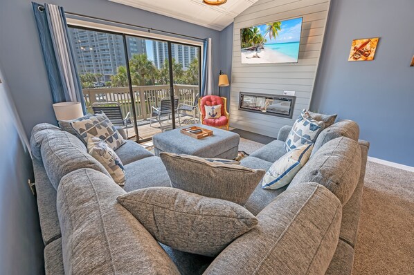 Large Living Area with Amazing Views