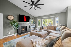 Cozy up in the spacious living room with a huge sectional, smart TV with Netflix, and a fireplace 🔥🍿 Perfect for movie nights, game days, or just relaxing after a day of adventure!