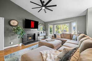 Cozy up in the spacious living room with a huge sectional, smart TV with Netflix, and a fireplace 🔥🍿 Perfect for movie nights, game days, or just relaxing after a day of adventure!