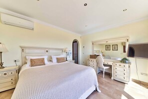 Master bedroom (2)