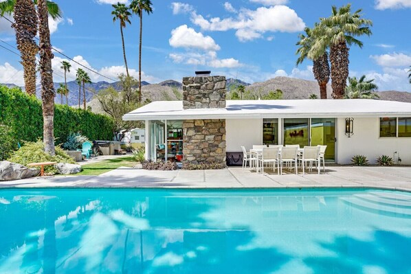 Pristine view of Twin Palms!