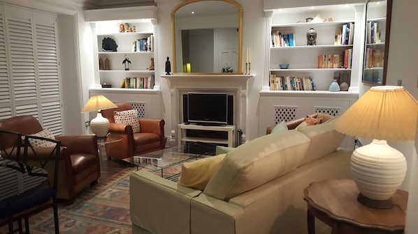 Living Room/Dining Area