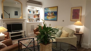 Living Room/Dining Area