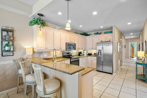 Fully Equipped Kitchen, Breakfast Bar