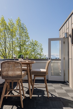 Morning coffee or sunset wine – the rooftop’s got you covered.