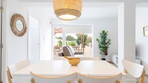 Gather around this chic dining area with natural accents and direct access to the terrace. #BrightSpaces #CozyDining