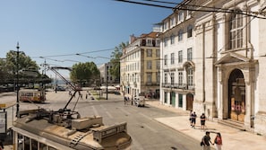 Experience Lisbon´s historic charm in the vibrant Santos district, where tradition and modern life beautifully blend.
#Lisbon
#SantosDistrict
#AndoLiving
#UrbanLiving