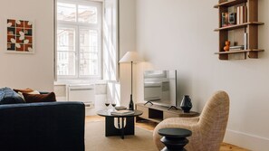 Contemporary elegance meets comfort in this bright space, perfect for relaxing and hosting. Details that truly matter.
#AndoLiving
#InteriorDesign
#LuxuryComfort
#LisbonLiving