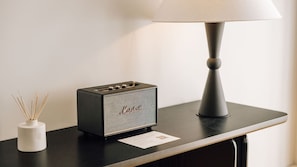 More than just a desk—a stylish setup for music, mood, and quiet inspiration. The kind of space that makes everyday moments feel curated.
#CreativeCorners #DesignMoments #LisbonStay #Portugal #PT #LovelyStay