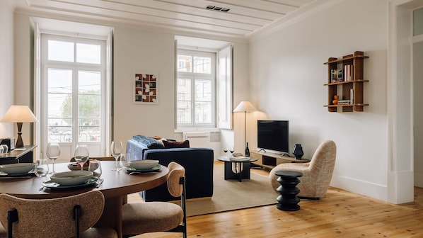 Contemporary elegance meets comfort in this bright space, perfect for relaxing and hosting. Details that truly matter.
#AndoLiving
#InteriorDesign
#LuxuryComfort
#LisbonLiving