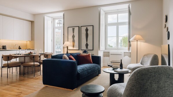 Contemporary elegance meets comfort in this bright space, perfect for relaxing and hosting. Details that truly matter.
#AndoLiving 
#InteriorDesign
#LuxuryComfort
#LisbonLiving