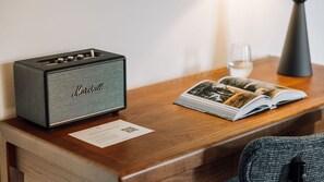 More than just a desk—a stylish setup for music, mood, and quiet inspiration. The kind of space that makes everyday moments feel curated.
#CreativeCorners #DesignMoments #LisbonStay #Portugal #PT #LovelyStay