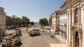 Experience Lisbon´s historic charm in the vibrant Santos district, where tradition and modern life beautifully blend.
#Lisbon
#SantosDistrict
#AndoLiving
#UrbanLiving