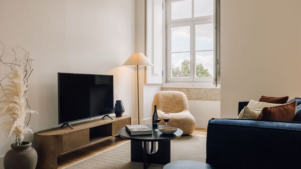 Contemporary elegance meets comfort in this bright space, perfect for relaxing and hosting. Details that truly matter.
#AndoLiving
#InteriorDesign
#LuxuryComfort
#LisbonLiving