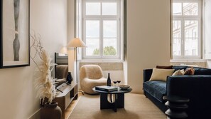 Contemporary elegance meets comfort in this bright space, perfect for relaxing and hosting. Details that truly matter.
#AndoLiving 
#InteriorDesign
#LuxuryComfort
#LisbonLiving