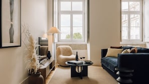 Contemporary elegance meets comfort in this bright space, perfect for relaxing and hosting. Details that truly matter.
#AndoLiving
#InteriorDesign
#LuxuryComfort
#LisbonLiving
