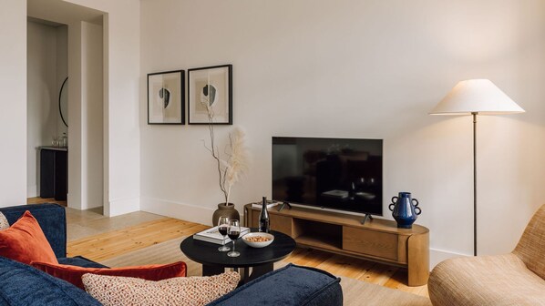 Contemporary elegance meets comfort in this bright space, perfect for relaxing and hosting. Details that truly matter.
#AndoLiving 
#InteriorDesign
#LuxuryComfort
#LisbonLiving