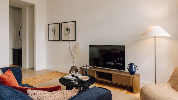 Contemporary elegance meets comfort in this bright space, perfect for relaxing and hosting. Details that truly matter.
#AndoLiving
#InteriorDesign
#LuxuryComfort
#LisbonLiving