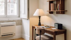 More than just a desk—a stylish setup for music, mood, and quiet inspiration. The kind of space that makes everyday moments feel curated.
#CreativeCorners #DesignMoments
#LisbonStay
#Portugal
#AndoLiving
