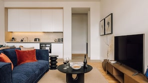 Contemporary elegance meets comfort in this bright space, perfect for relaxing and hosting. Details that truly matter.
#AndoLiving
#InteriorDesign
#LuxuryComfort
#LisbonLiving