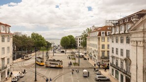 Experience Lisbon´s historic charm in the vibrant Santos district, where tradition and modern life beautifully blend.
#Lisbon
#SantosDistrict
#AndoLiving
#UrbanLiving